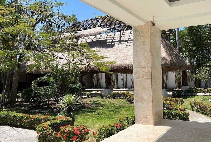 casa con palapa sintetica