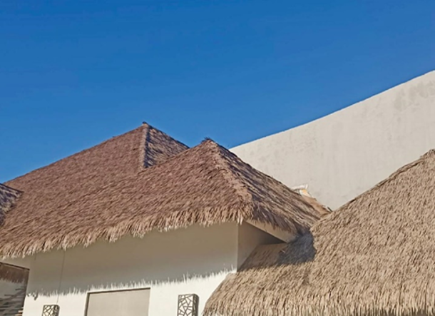 Techo decorado con palapa sintetica